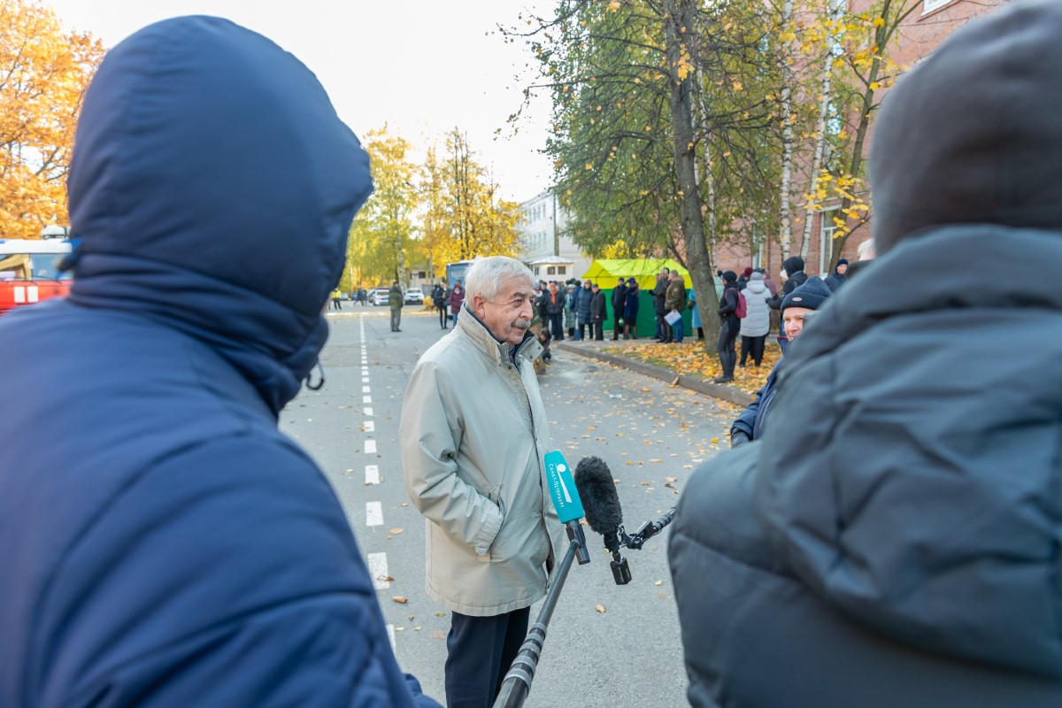 Руководитель тренировки, председатель комиссии по предупреждению и ликвидации чрезвычайных ситуаций и обеспечению пожарной безопасности (КЧС и ПБ) Владимир Глухов 