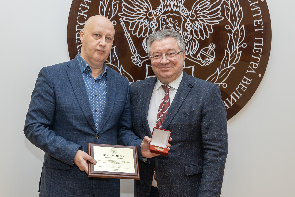 Вручение награды Алексею Микулёнку Вручение награды Алексею Микулёнку