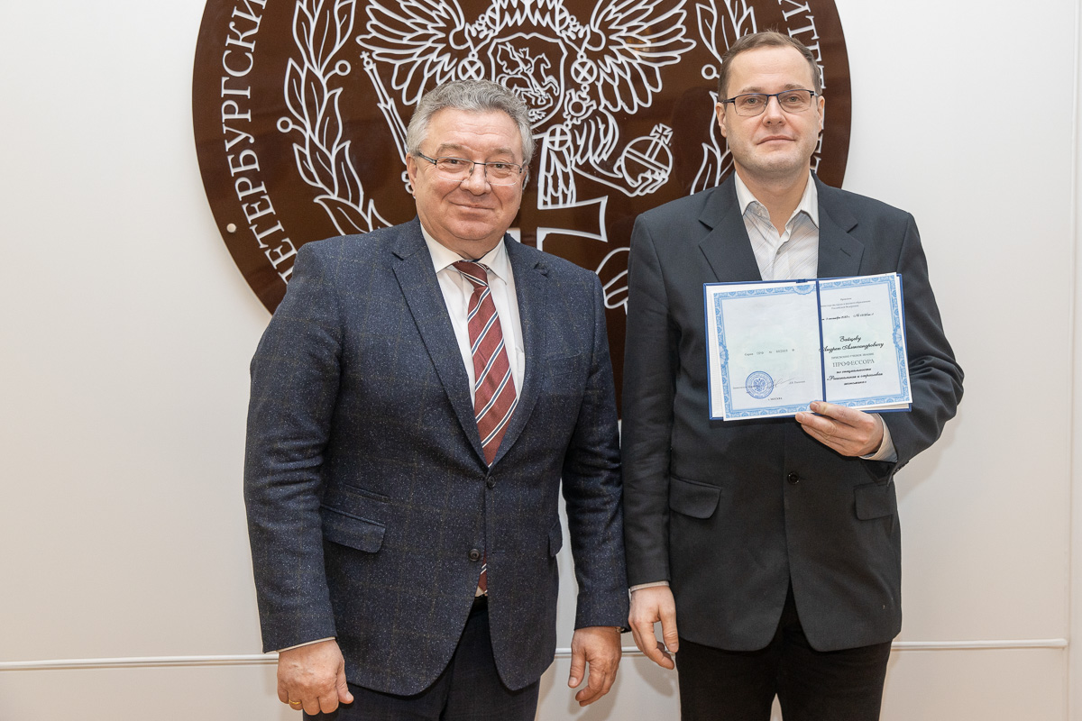 Вручение аттестата Андрею Зайцеву Вручение аттестата Андрею Зайцеву