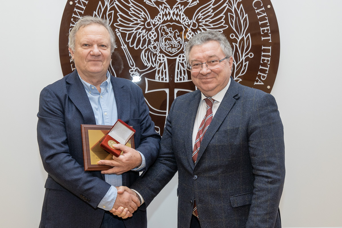 Вручение награды Сергею Тихомирову Вручение награды Сергею Тихомирову