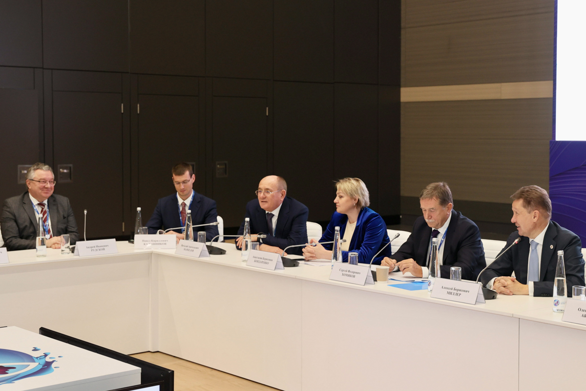 Алексей Миллер поздравляет Андрея Рудского с избранием на пост председателя Санкт-Петербургского отделения РАН 