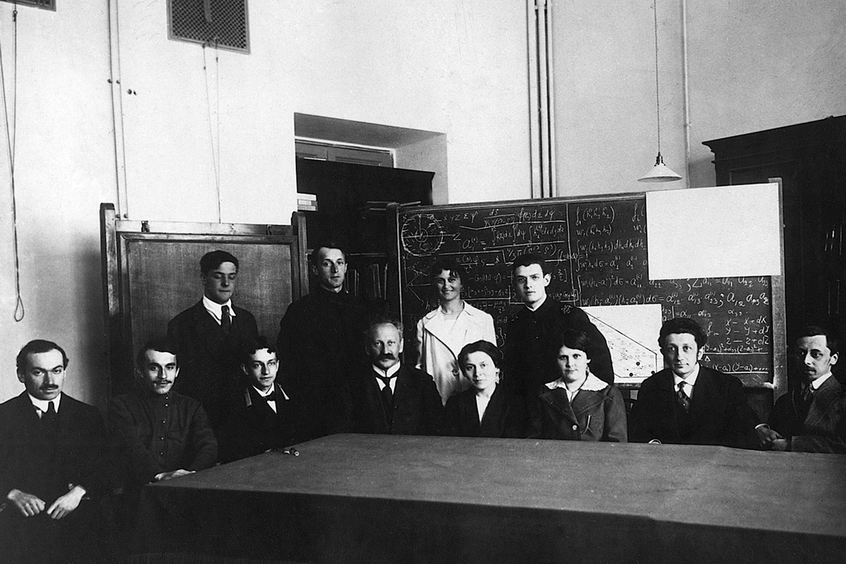 Научный семинар Абрама Фёдоровича Иоффе (в центре) в Политехническом институте 