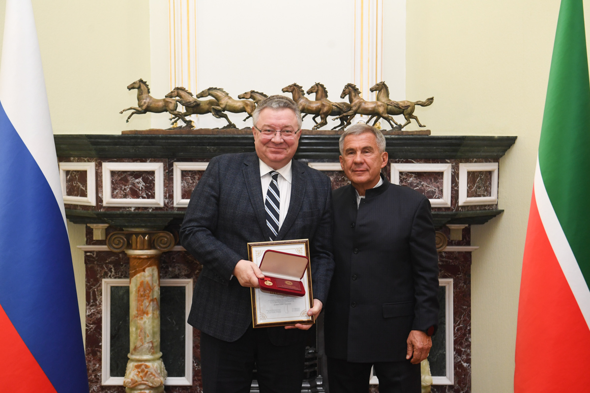 Ректор СПбПУ Андрей Рудской получил Международную премию им. А. Н. Туполева из рук Раиса Республики Татарстан Рустама Минниханова. Фото: пресс-служба правительства Республики Татарстан 