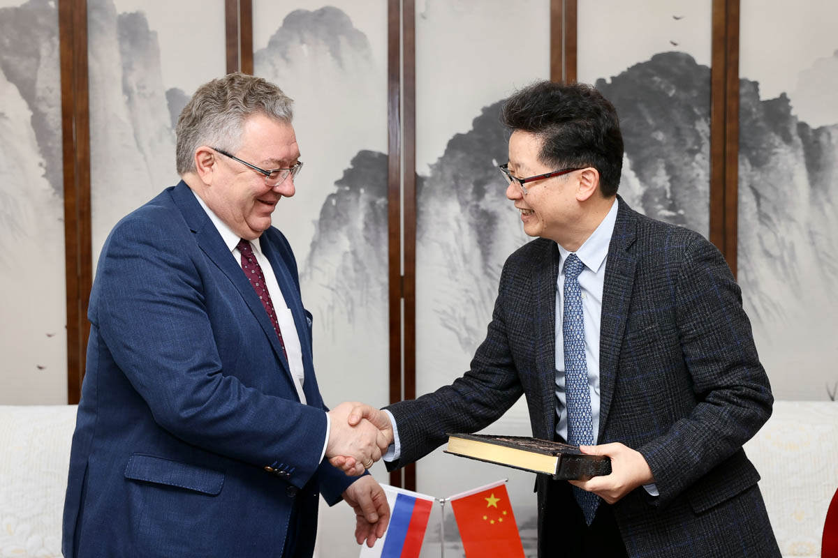 Андрей Рудской встретился с председателем парткомитета Сианьского технологического университета Лю Вэйгуо 