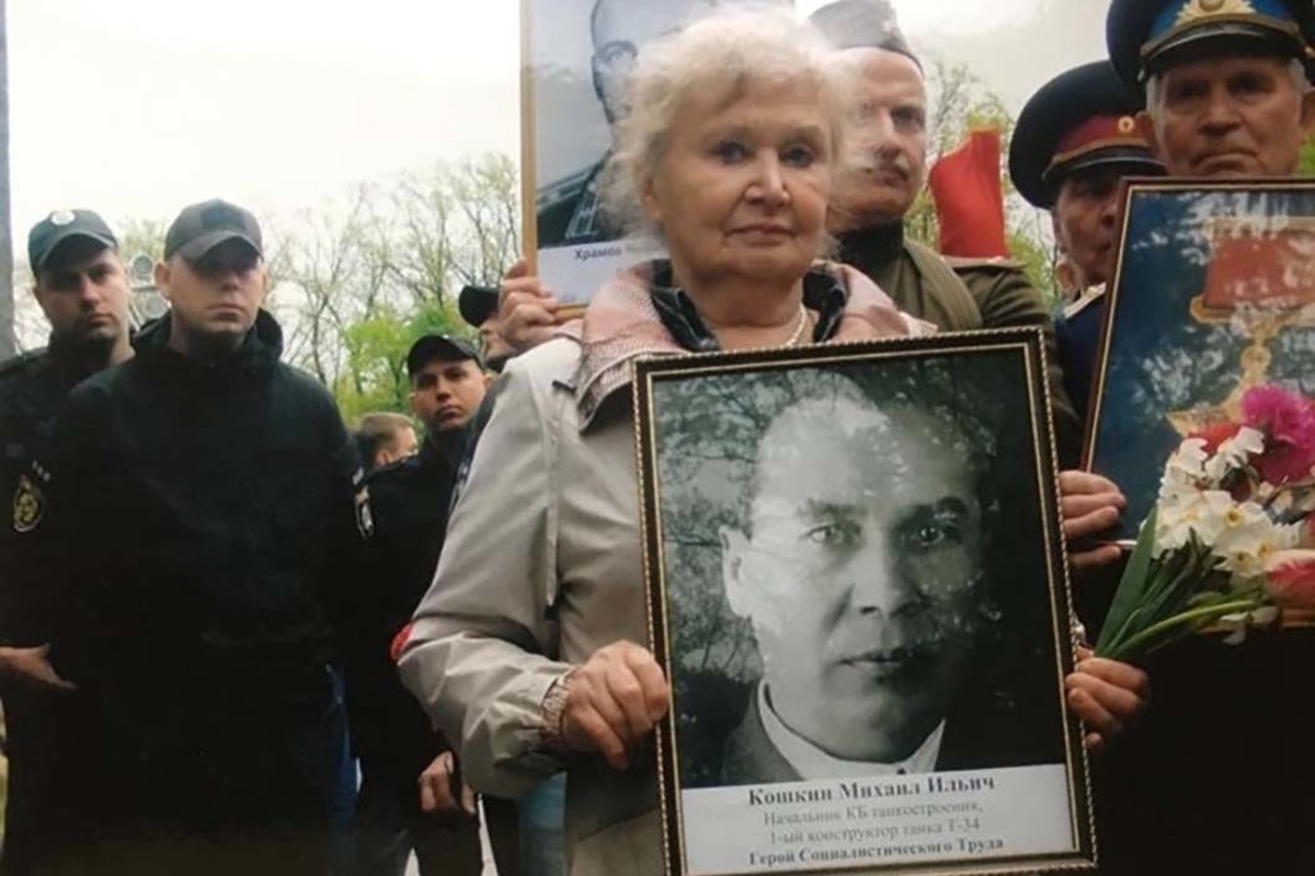 Татьяна Михайловна Кошкина с портретом отца Татьяна Михайловна Кошкина с портретом отца