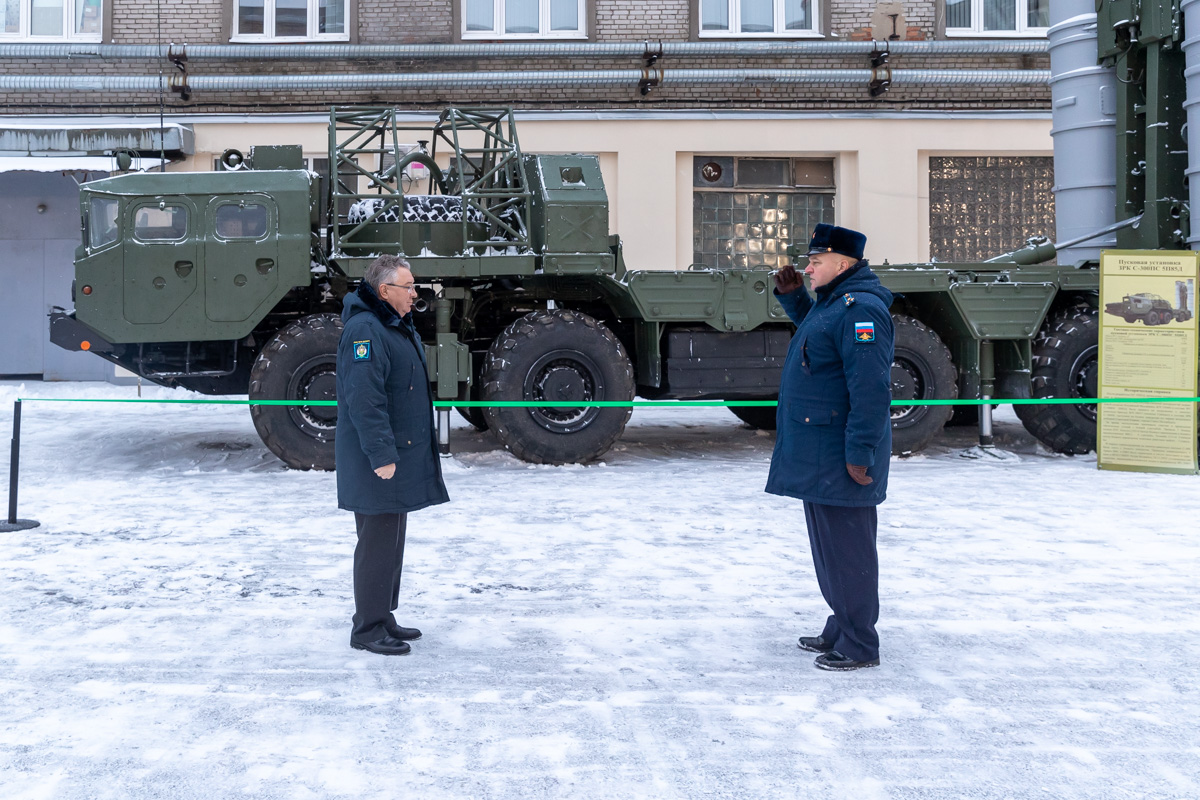 Ректор СПбПУ Андрей Рудской и начальник Военного учебного центра Политеха Виктор Озарчук на церемонии открытия экспозиции 