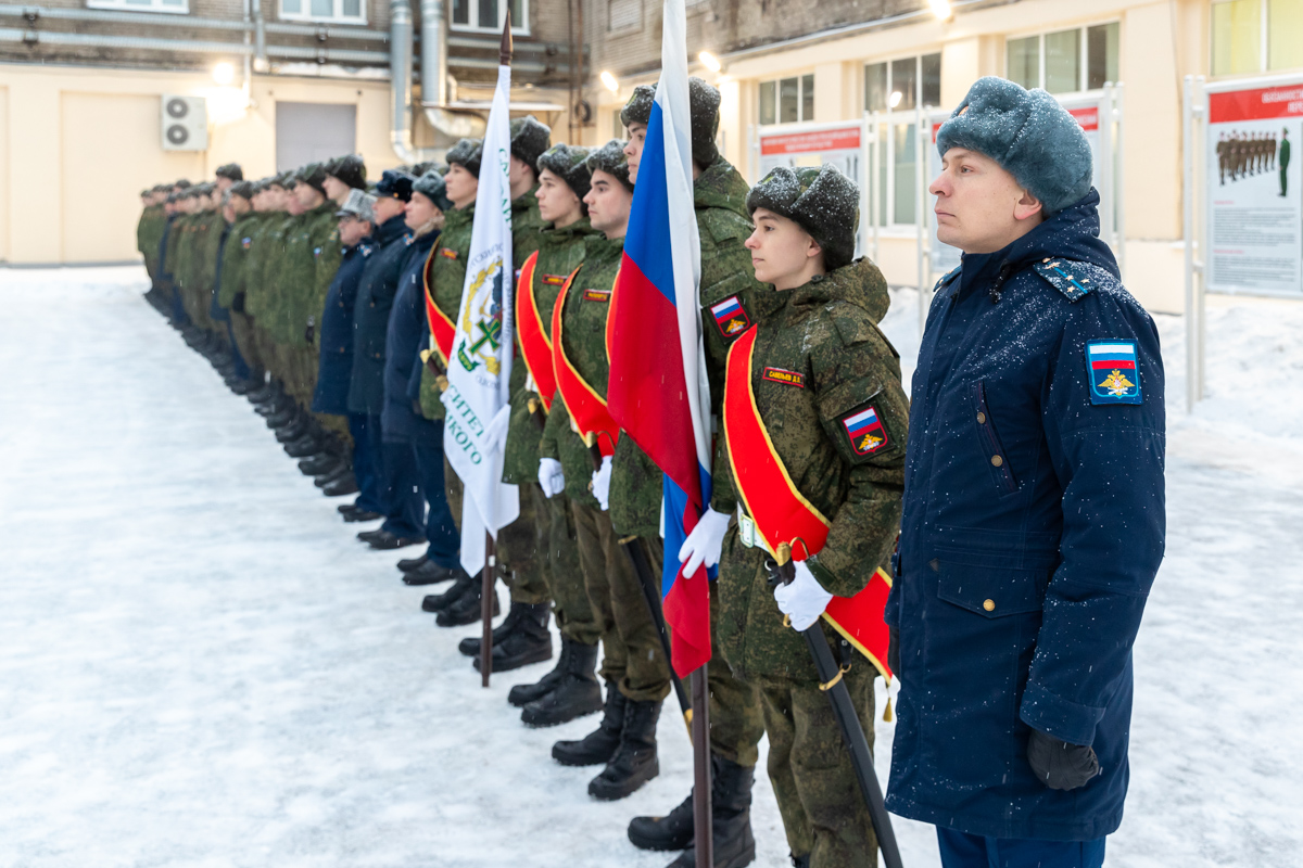 Студенты и преподаватели Военного учебного центра на построении 