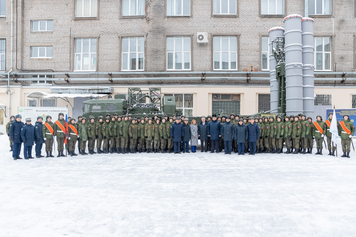 Студенты и преподаватели сфотографировались на память о 97-й годовщине начала военного образования в Политехе 