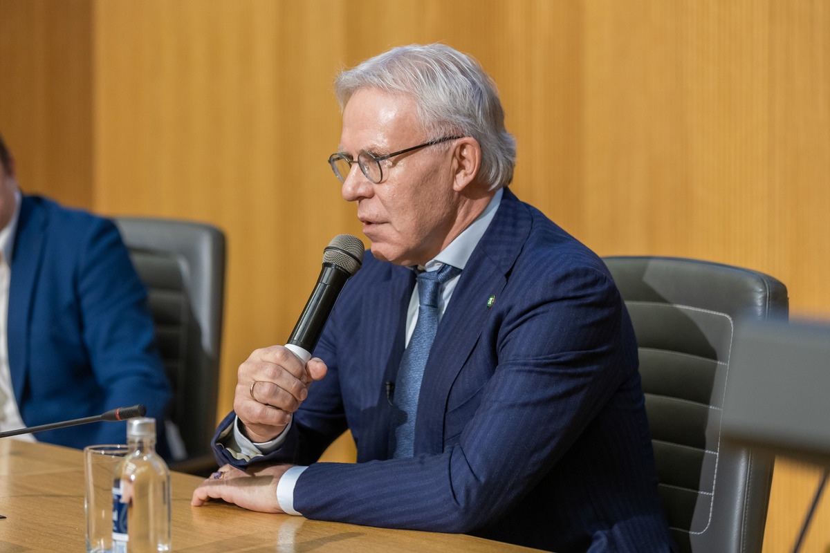 Прославленный хоккеист рассказал о семье и карьереПрославленный хоккеист рассказал о семье и карьере Прославленный хоккеист рассказал о семье и карьере