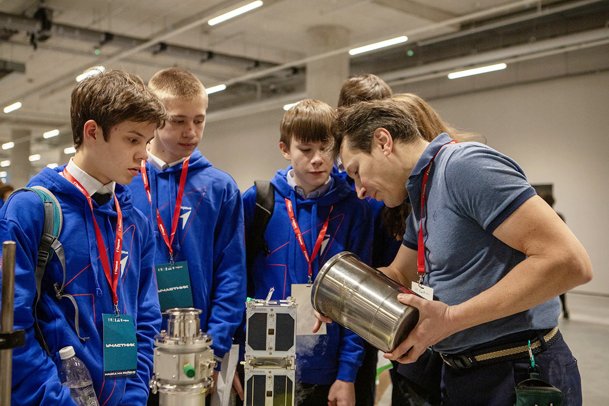 Преподаватель ИЭиТ Вадим Паневин показывает школьникам опыты с жидким азотом 