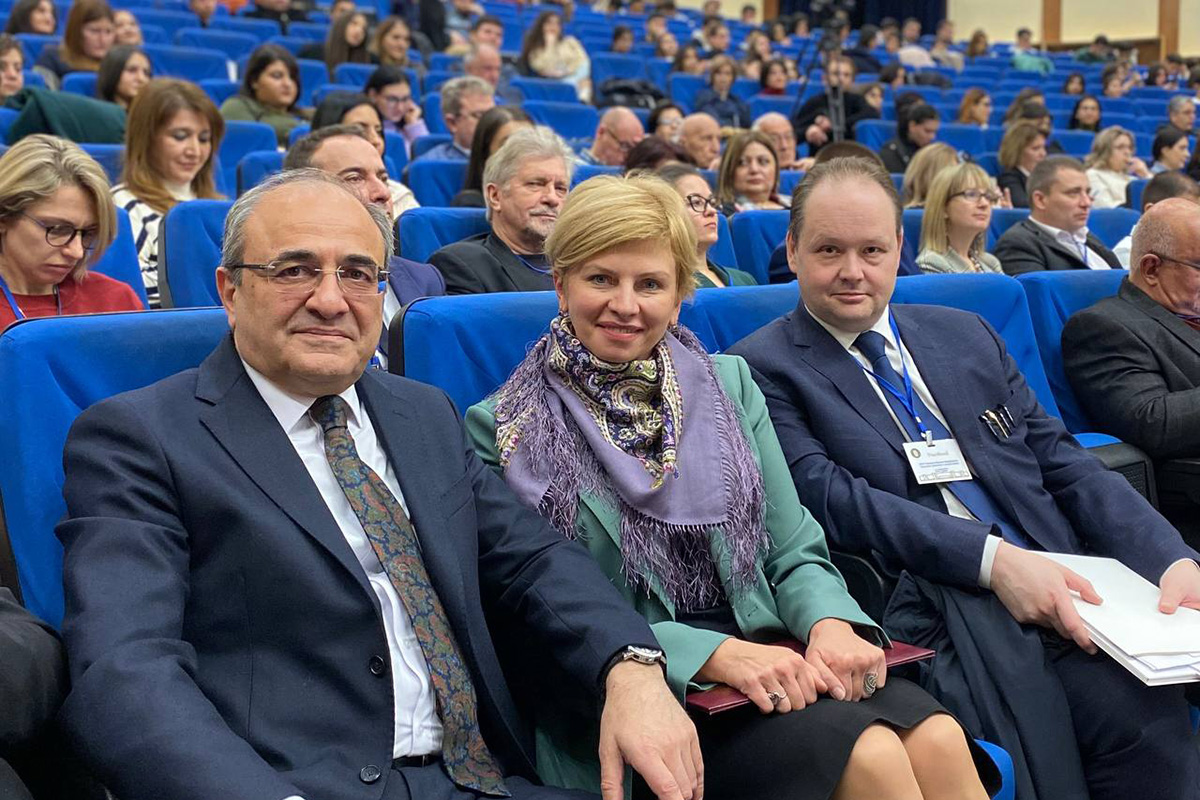 Ректор РАУ Эдвард Сандоян (слева) на открытии конференции 