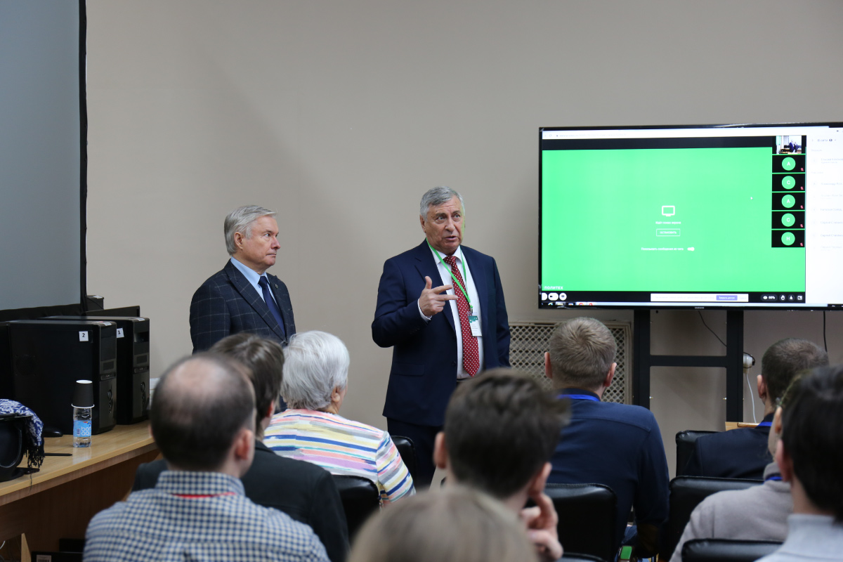 Директор ИММиТ Анатолий Попович приветствовал участников конференции 