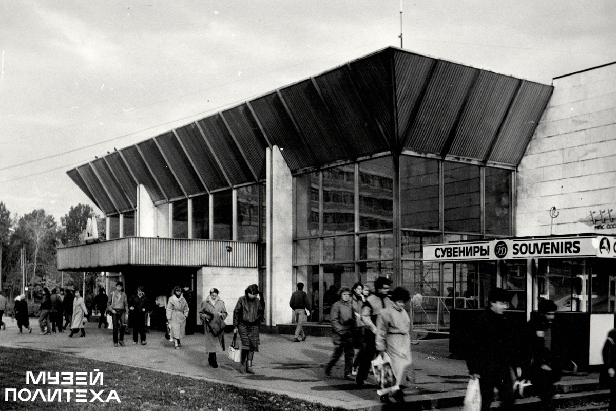 Метро «Политехническая» начала 1990-х годов 