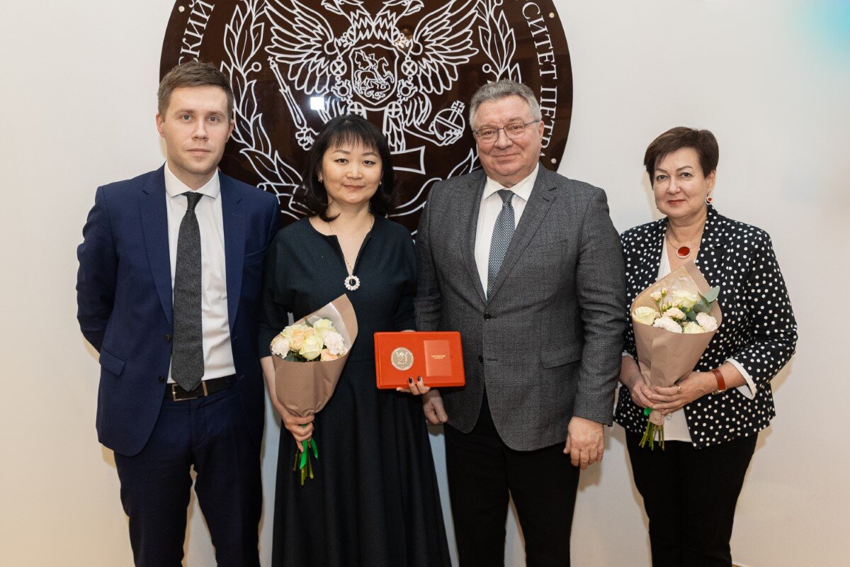 Максим Пашоликов, Наталья Чичерина и Татьяна Нам с ректором СПбПУ 