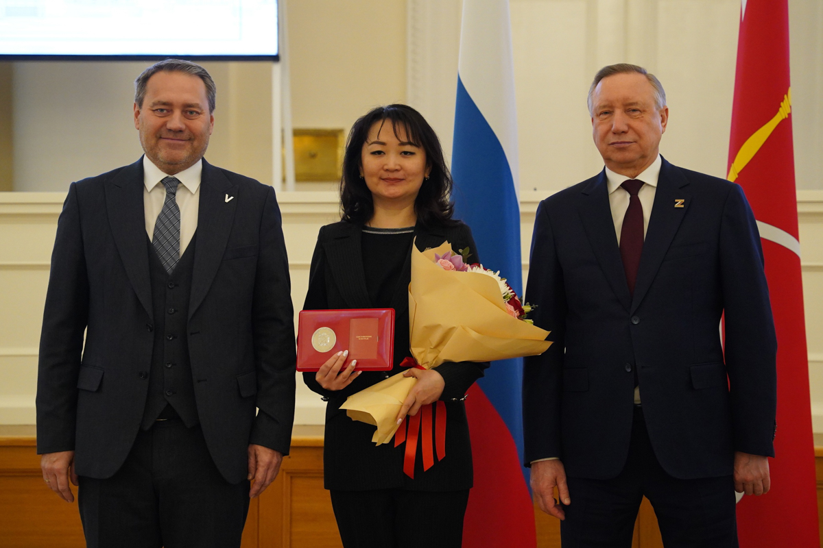 Губернатор Санкт-Петербурга Александр Беглов и председатель Законодательного Собрания Александр Бельский вручили награду директору Добро.Центра «Гармония» Татьяне Нам 