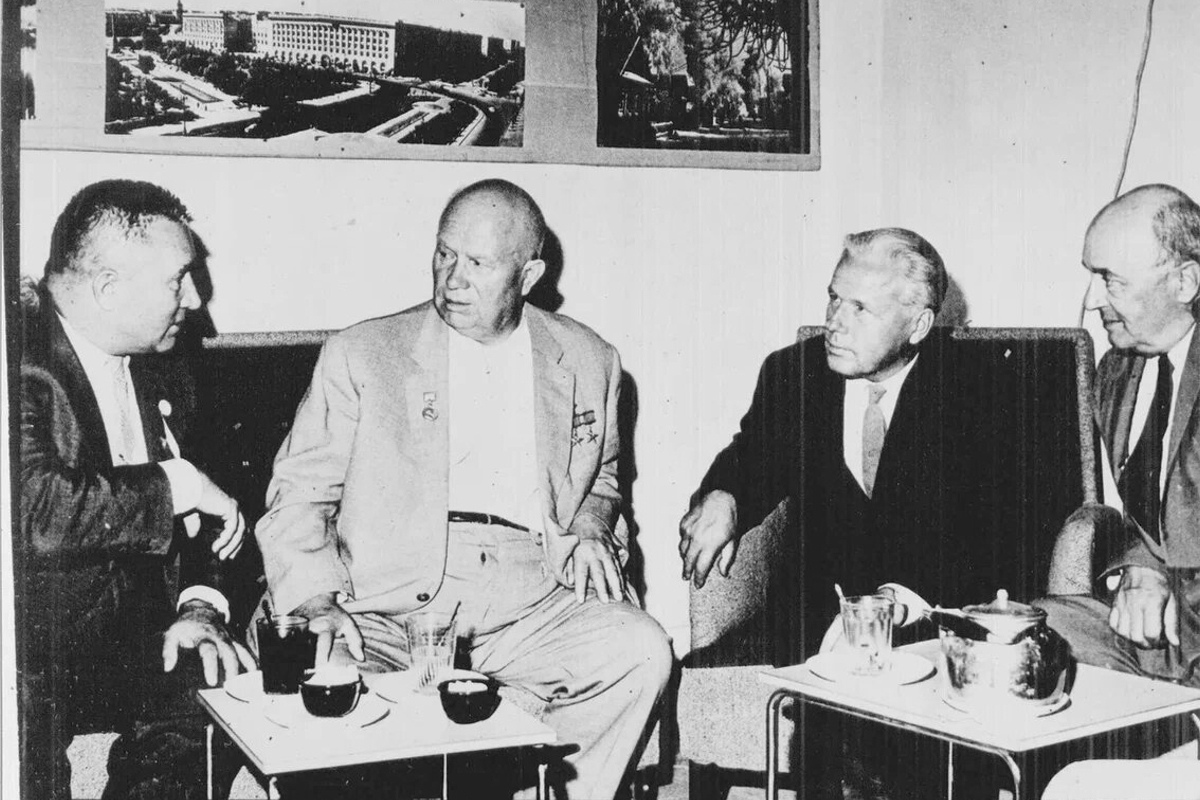 Беседа Н. С. Хрущёва с руководителями строительства высотной Асуанской плотины в Египте 
