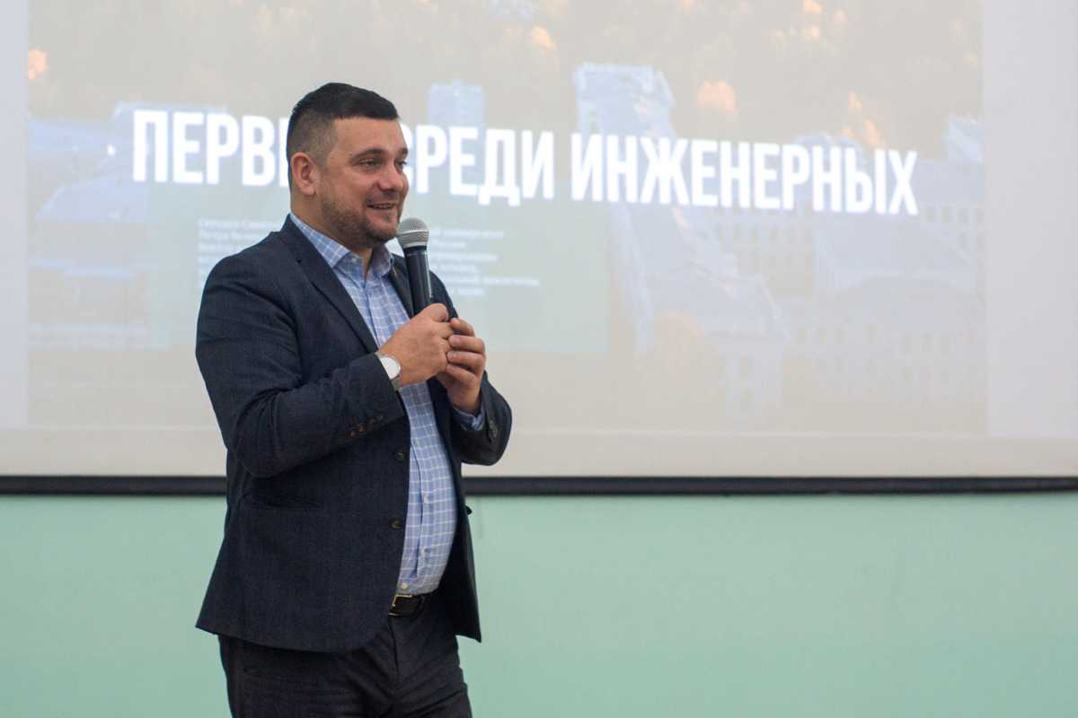 Проректор СПбПУ Дмитрий Тихонов рассказал учащимся какие возможности ждут их при поступлении в Политех 