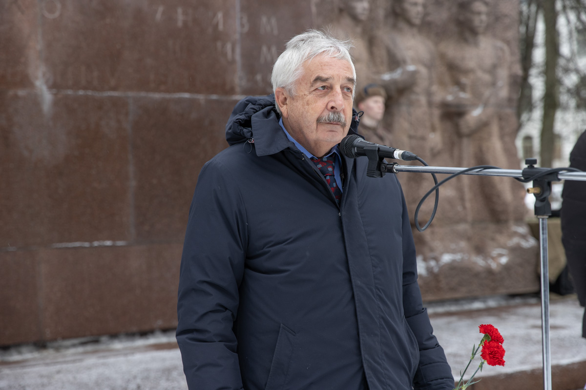 Руководитель административного аппарата ректора Владимир Глухов 