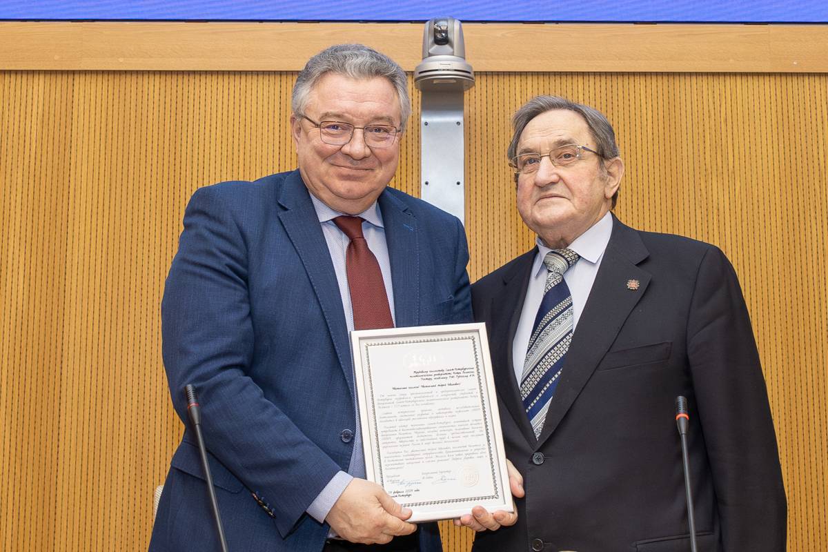 Президент Союза промышленников и предпринимателей Анатолий Турчак вручил ректору СПбПУ Андрею Рудскому грамоту в связи со 125-летием Политехнического ун6иверситета Президент Союза промышленников и предпринимателей Анатолий Турчак вручил ректору СПбПУ Андрею Рудскому грамоту в связи со 125-летием Политехнического ун6иверситета
