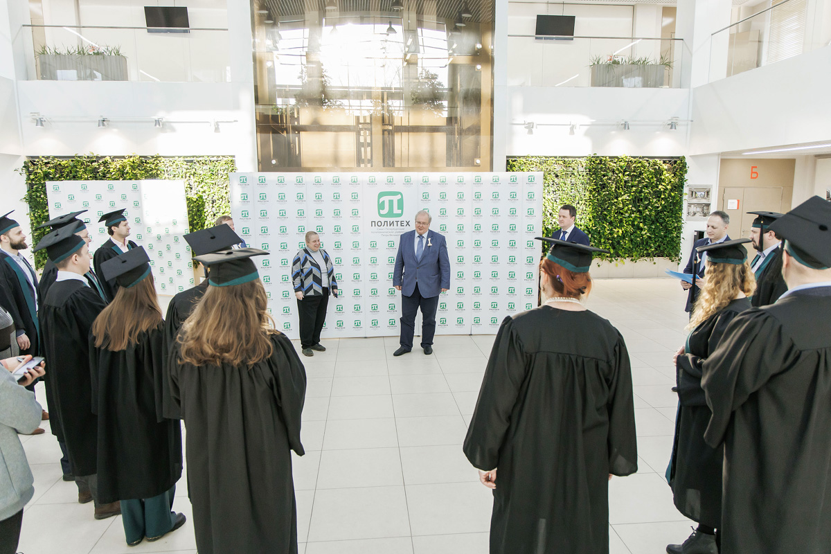 Алексей Боровков приветствовал выпускников 