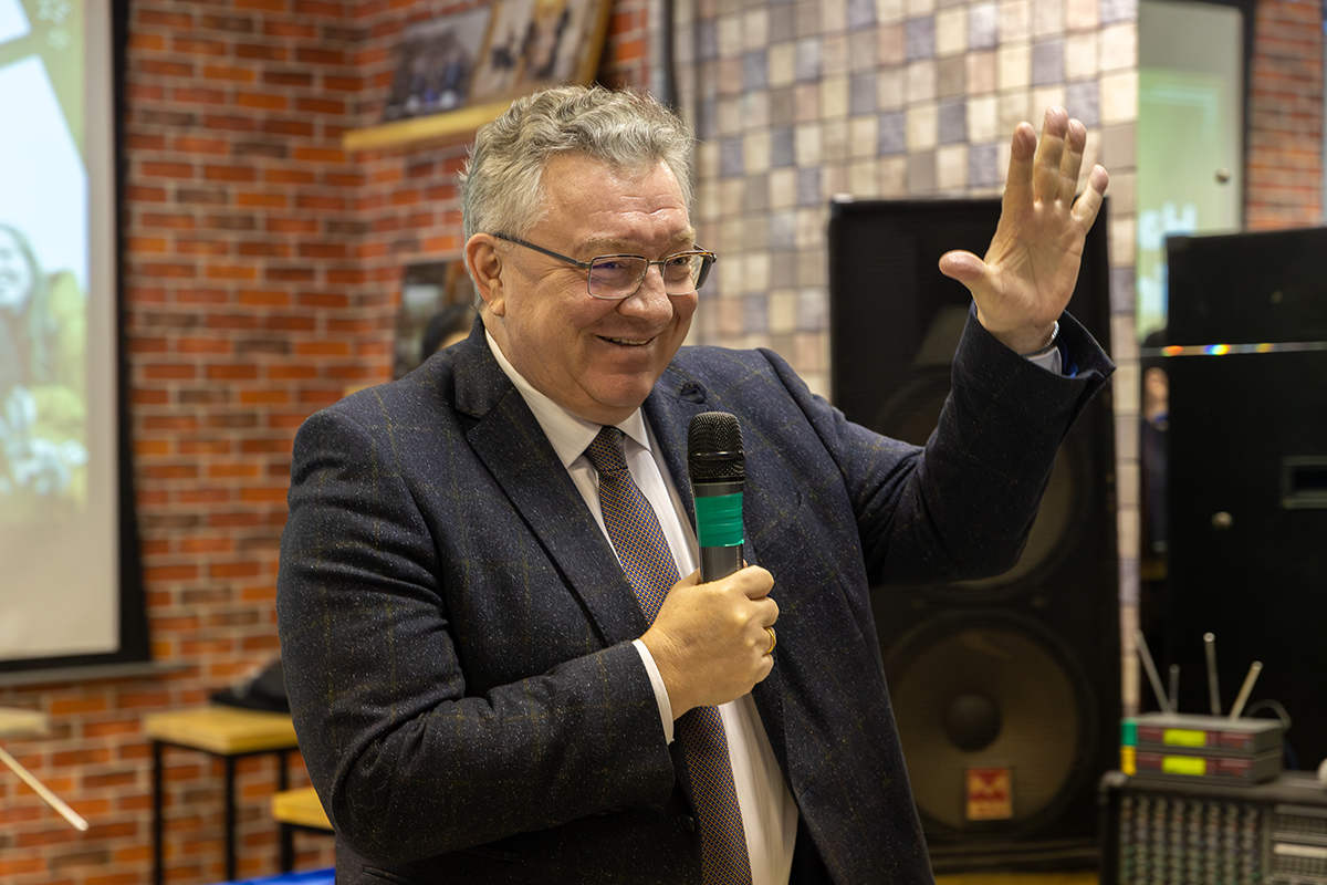 Ректор Андрей Рудской вручил Интерклубу подарок Ректор Андрей Рудской вручил Интерклубу подарок