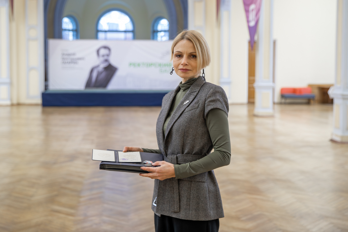 На 125-летие Политеха Ольга Чернова принесла в дар музею выпускной альбом отца