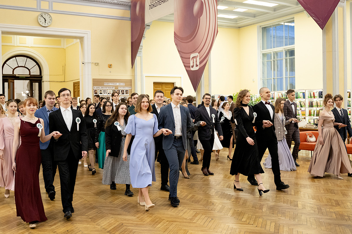 Балом правили молодость, музыка, танец Балом правили молодость, музыка, танец