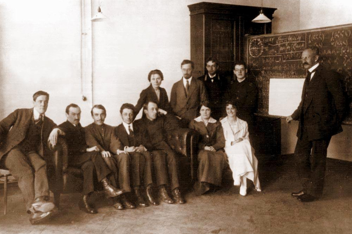 5 марта 1919 года организован первый в мире физико-механический факультет на базе института для подготовки инженеров-физиков 