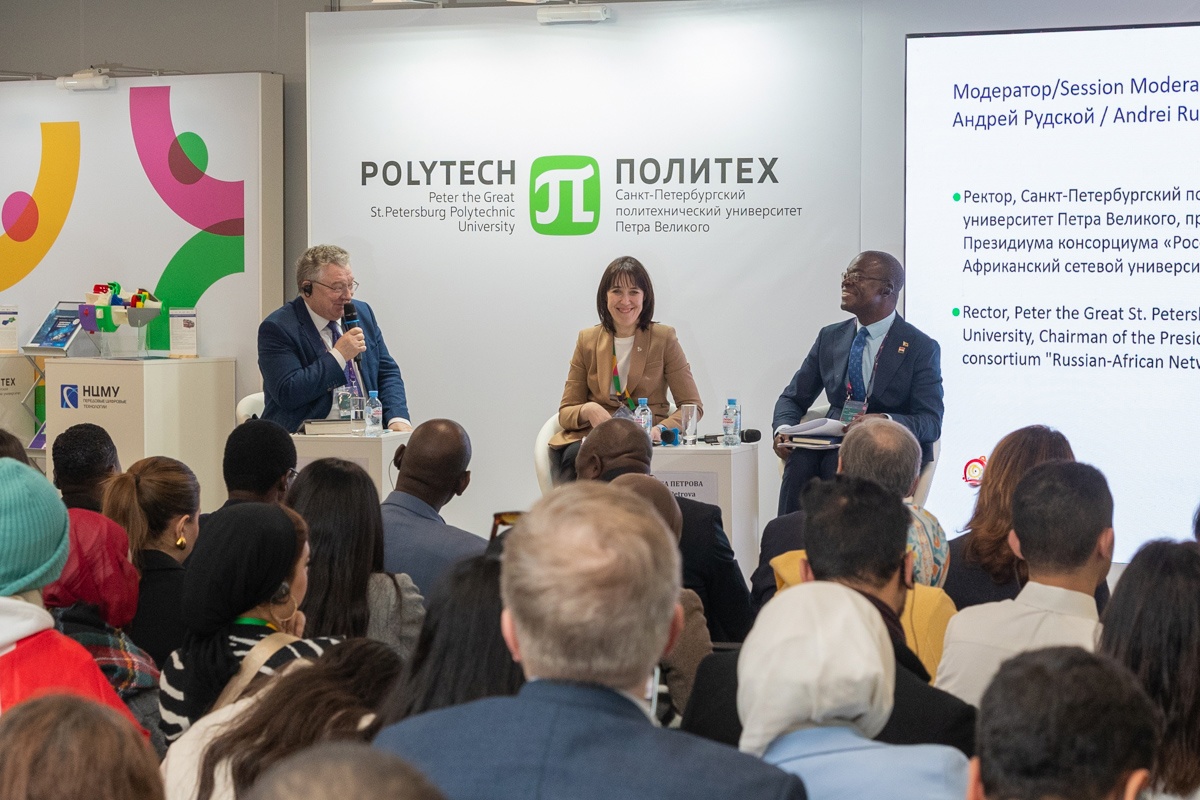 Стратегическая сессия «Российско-африканский сетевой университет: международное сотрудничество». На фото: ректор СПбПУ Андрей Рудской, замглавы Минобра Ольга Петрова и министр высшего образования, науки и технологического развития Зимбабве Амон Мурвира Стратегическая сессия «Российско-африканский сетевой университет: международное сотрудничество». На фото: ректор СПбПУ Андрей Рудской, замглавы Минобра Ольга Петрова и министр высшего образования, науки и технологического развития Зимбабве Амон Мурвира