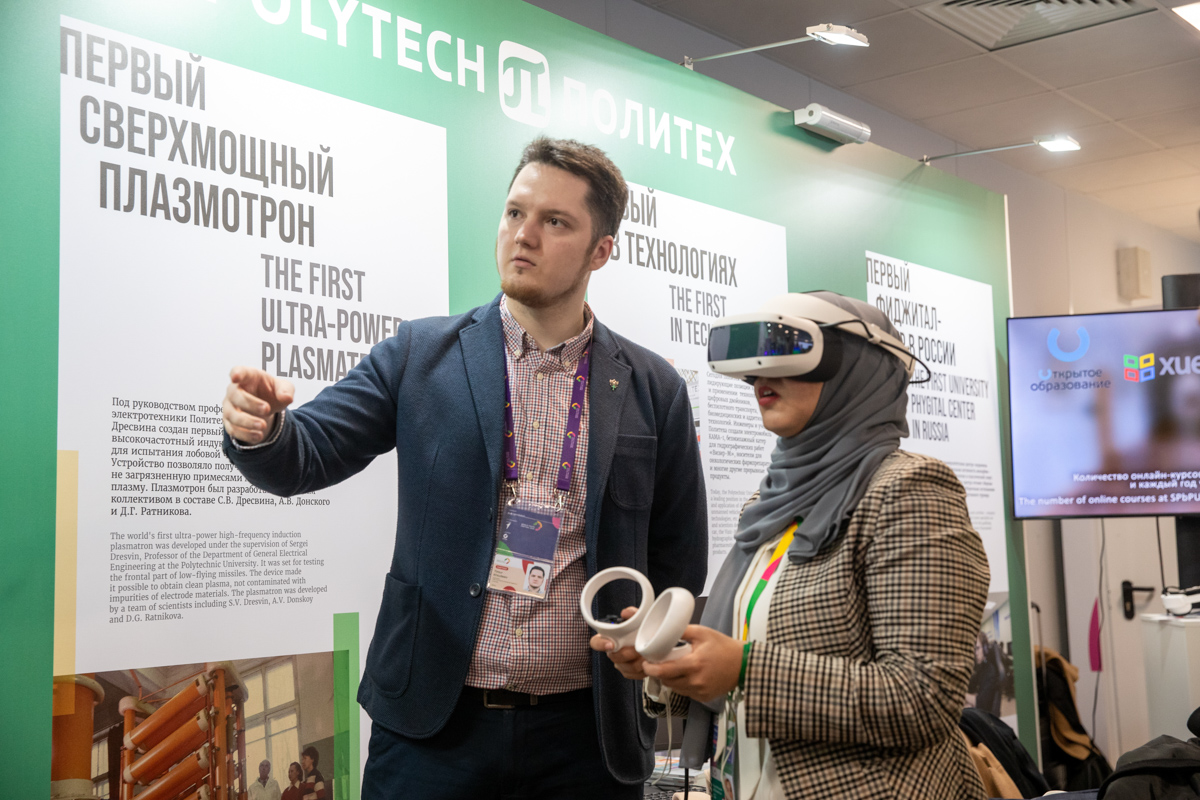 Гостям ВФМ демонстрируют возможности VR в образовательной среде Гостям ВФМ демонстрируют возможности VR в образовательной среде