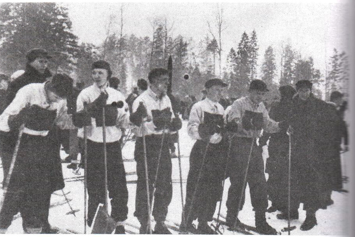 Лыжники-политехники на старте, 1937 год 