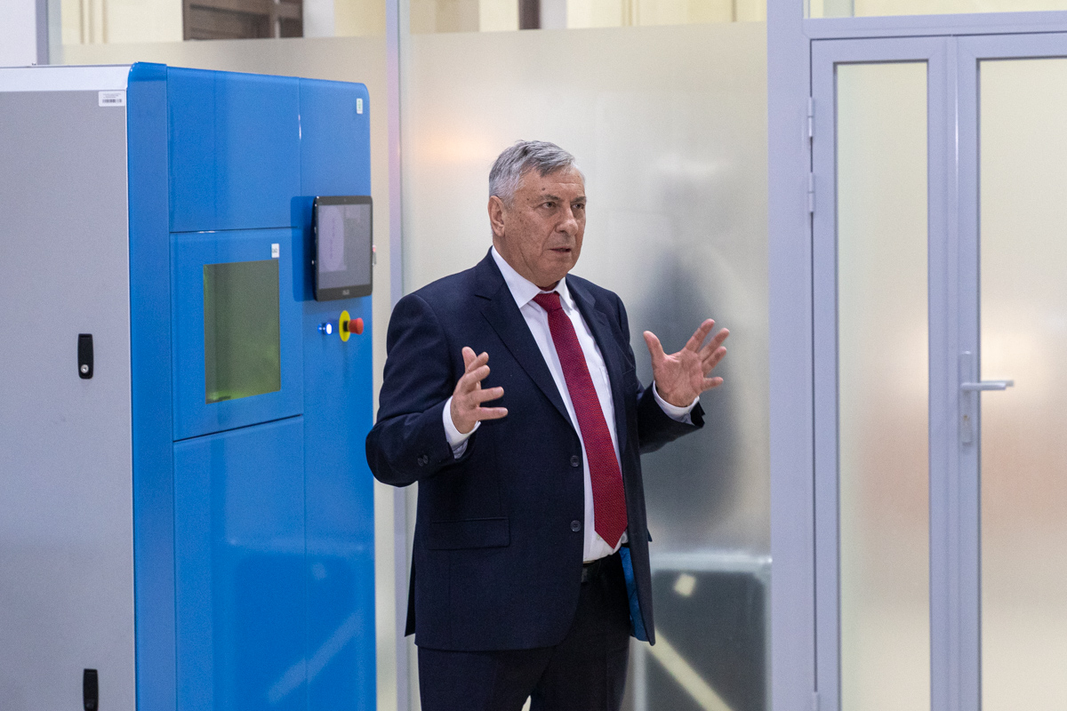 Анатолий Попович показывает работу 3D-принтера Анатолий Попович показывает работу 3D-принтера