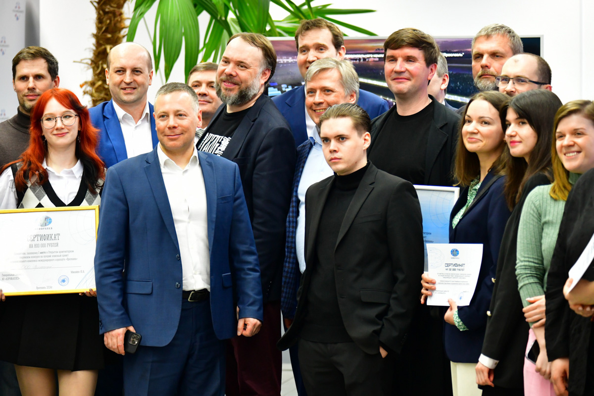Финалисты конкурса на лучший эскизный проект аэропорта в Ярославле вместе с Михалом Евраевым (второй слева в первом ряду) 