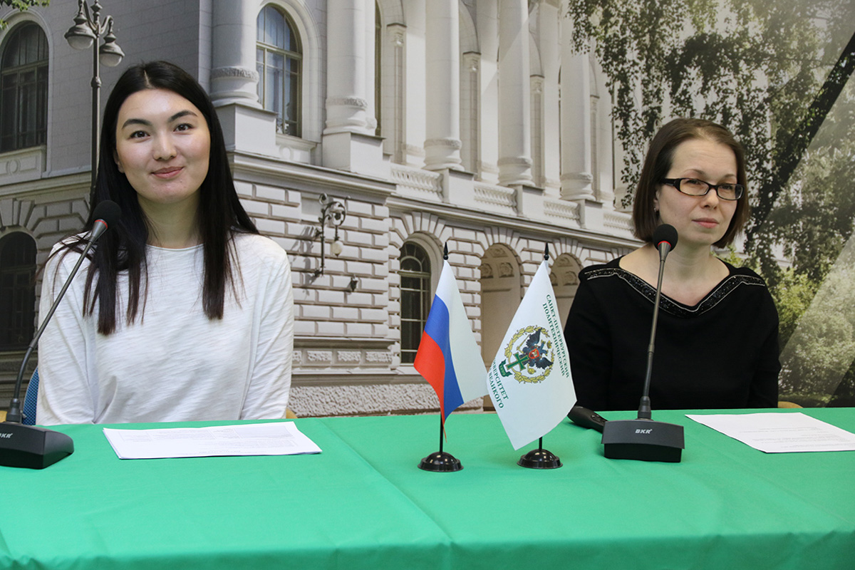 Асадова Зарина и ведущий специалист отдела по работе с иностранными студентами Ирина Миронихина 