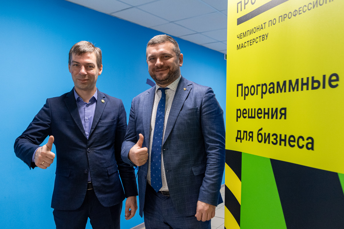 Директор ИСПО Роман Байбиков и проректор по дополнительному и довузовскому образованию СПбПУ Дмитрий Тихонов Директор ИСПО Роман Байбиков и проректор по дополнительному и довузовскому образованию СПбПУ Дмитрий Тихонов
