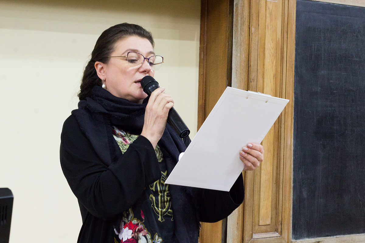 Анастасия Мельникова читает диктант в Политехе 