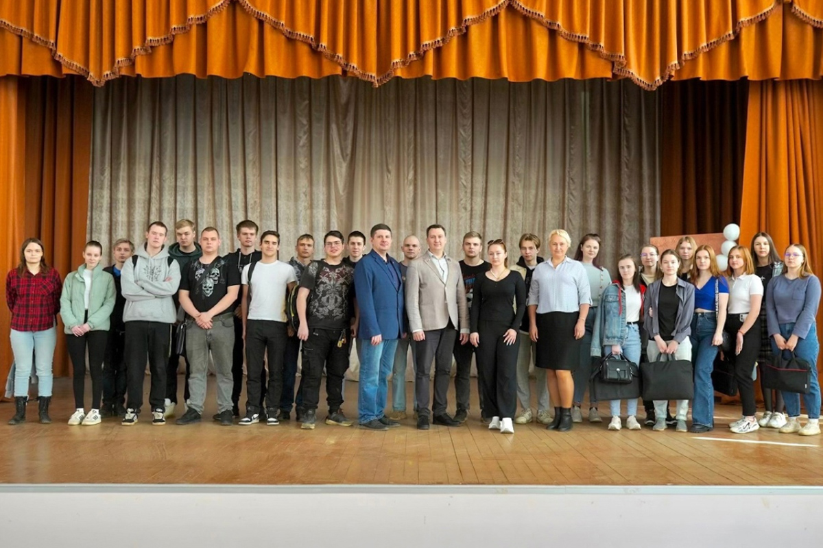 Общее фото со студентами и школьниками 