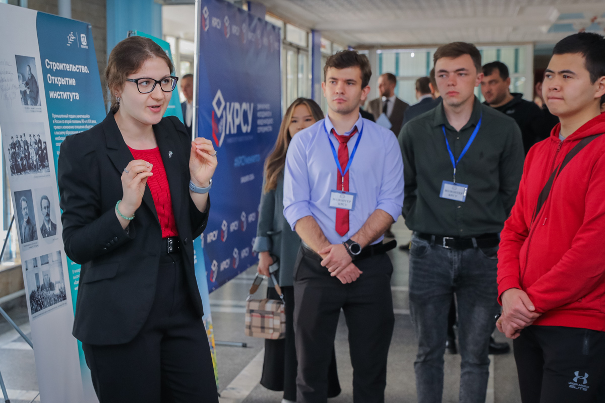 Специалист Музея СПбПУ Мария Завьялова ведёт экскурсию на юбилейной выставке Политеха Специалист Музея СПбПУ Мария Завьялова ведёт экскурсию на юбилейной выставке Политеха