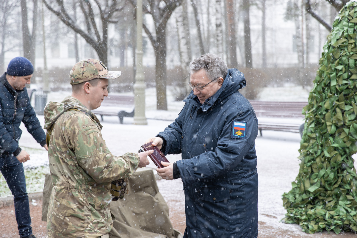 Ректор СПбПУ Андрей Рудской и военнослужащий одного из соединений Восточного военного округа 