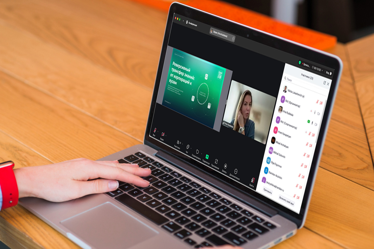 Директор научного образовательного центра ИТ и бизнес-аналитики «Газпром нефть» Ирина Рудская выступила по видеосвязи с докладом 
