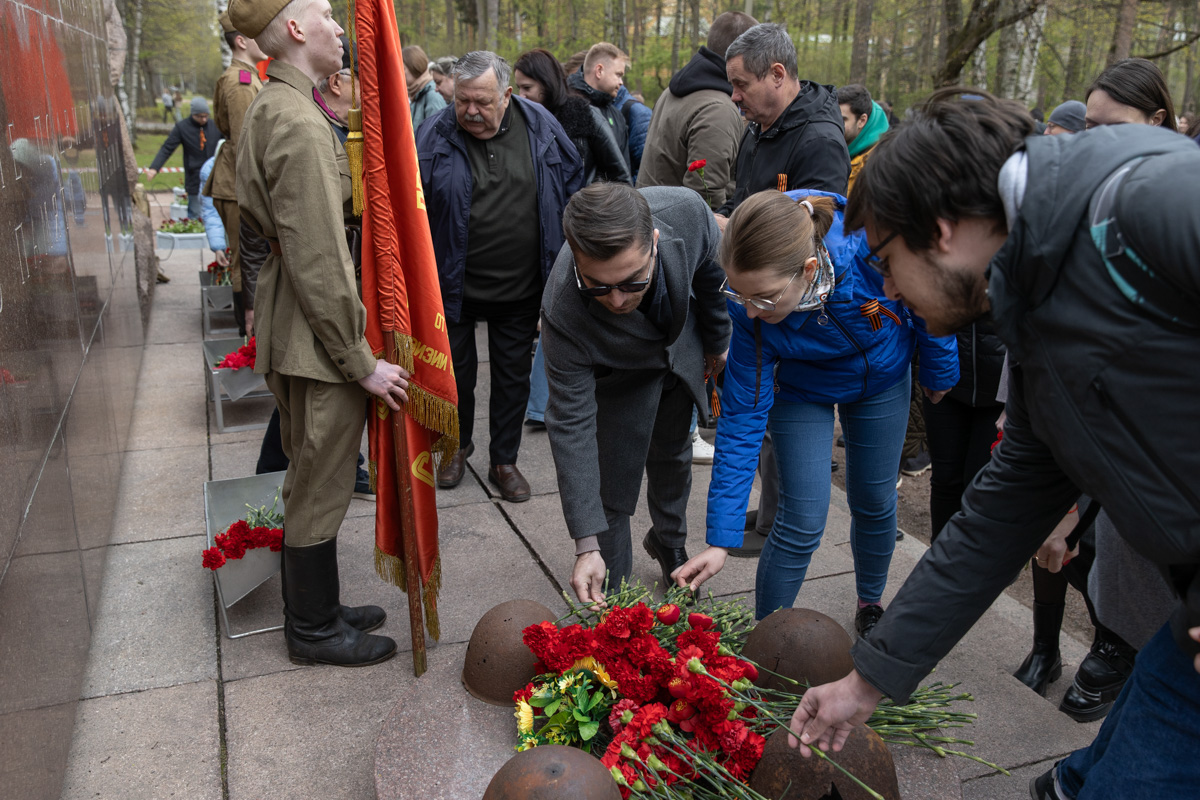 Участники акции возложили цветы к подножию Памятника погибшим политехникам 
