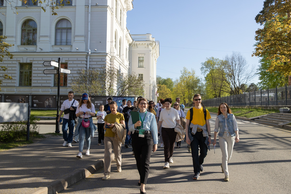 Экскурсия по кампусу со специалистом музея истории СПбПУ Марией Завьяловой Экскурсия по кампусу со специалистом музея истории СПбПУ Марией Завьяловой