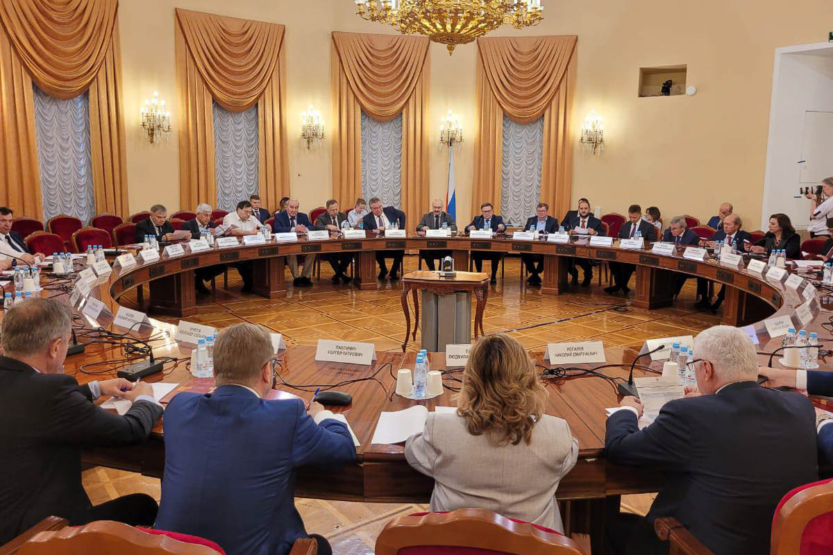 В работе круглого стола участвовал ректор СПбПУ Андрей Рудской 