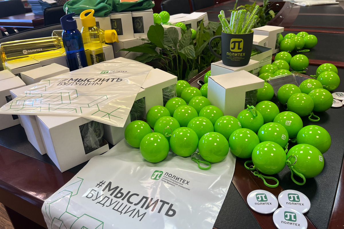 Для активных участников ВШМиСО ГИ предусмотрела полезные подарки 