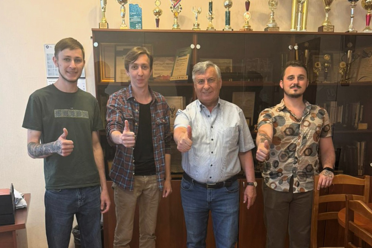 Сотрудники ПГТУ с директором ИММиТ Анатолием Поповичем (третий слева) 