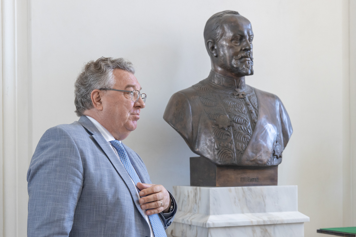 Андрей Рудской у памятника Сергею Витте в Главном здании СПбПУ 