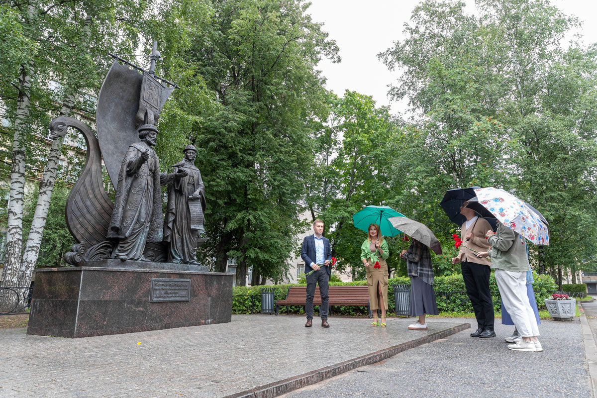 К памятнику Петру и Февронии возложили цветы 