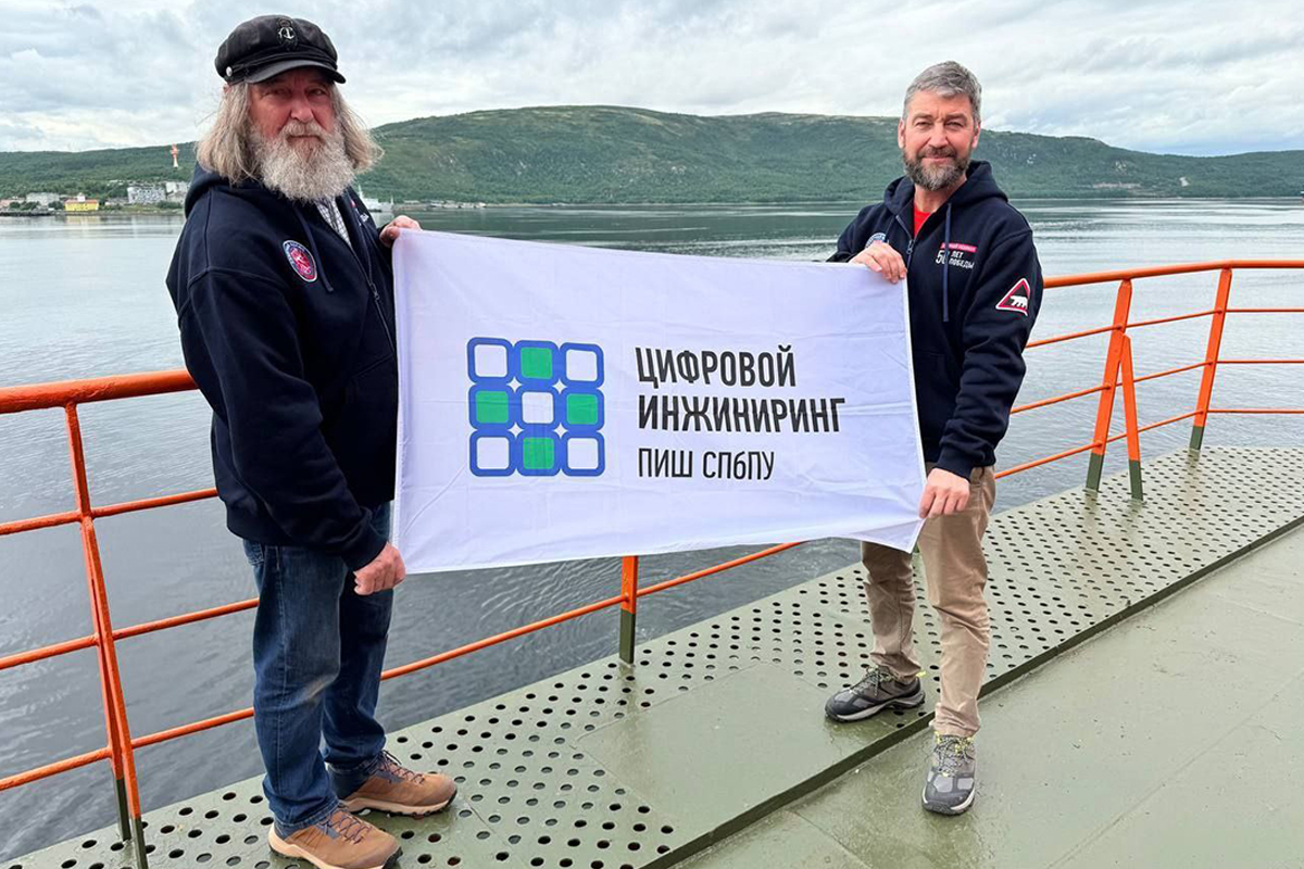 Фёдор Конюхов и руководитель его экспедиционного штаба Оскар Конюхов на борту ледокола «50 лет Победы» Фёдор Конюхов и руководитель его экспедиционного штаба Оскар Конюхов на борту ледокола «50 лет Победы»
