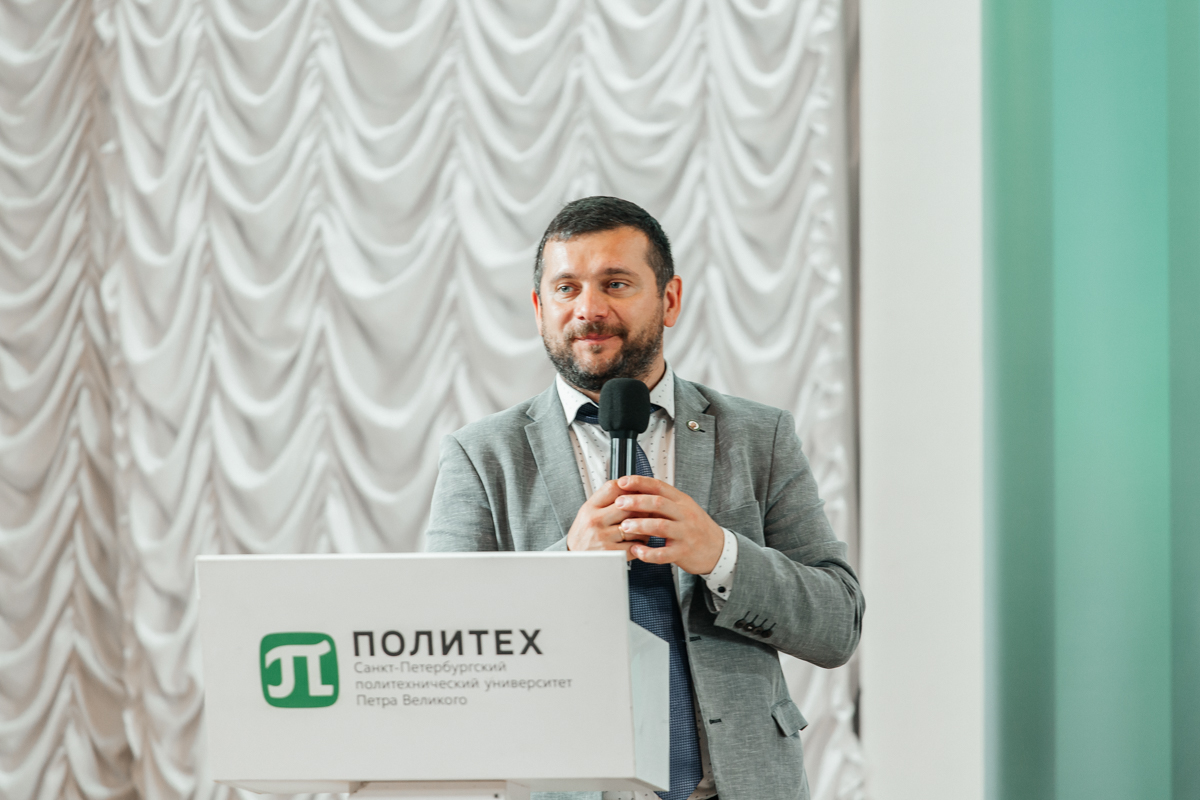 Проректор по дополнительному и довузовскому образованию Дмитрий Тихонов 