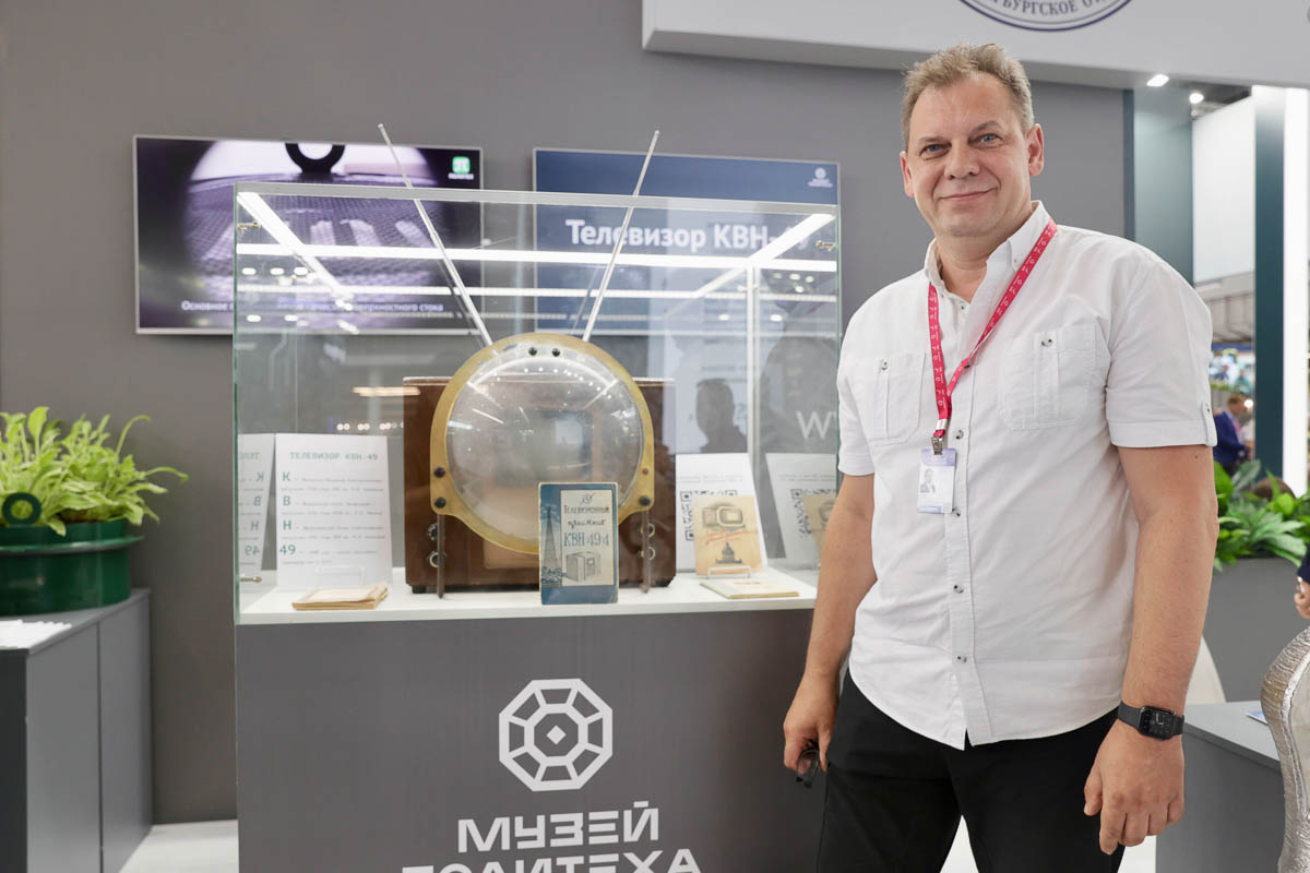 Валерий Климов у телевизора КВН-49 